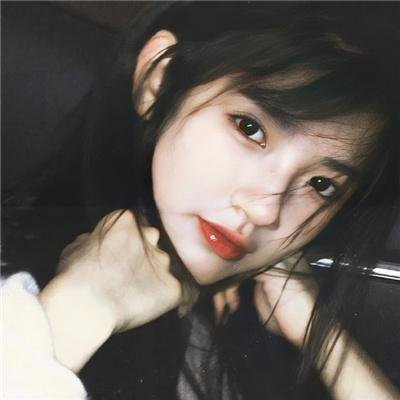 女人步上楼梯时